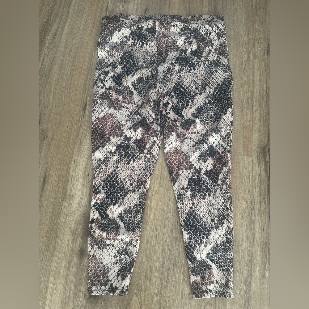 TORRID SIZE 2 2X 18-20 SNAKESKIN PRINT LEGGINGS WORN ONCE